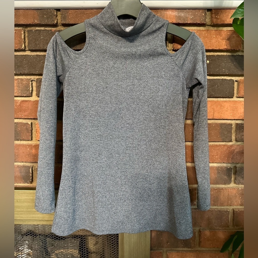 🛍️ Green Envelope Open shoulder top with turtleneck. Excellent condition.